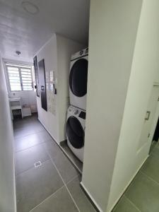 um corredor de uma casa de banho com um WC em 304 Moderno Aparta-Suite en Versalles Tipo Loft - Cali Tower Suites & Lofts em Cali