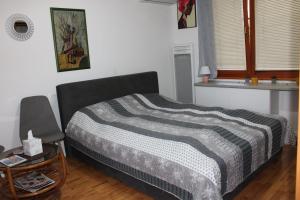 Un pat sau paturi într-o cameră la Cozy apartment Ladybug, Sarajevo