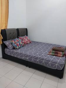Un pat sau paturi într-o cameră la Panorama Indah Homestay
