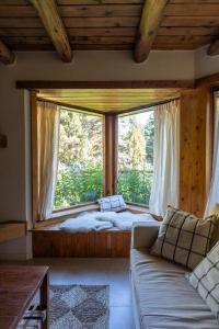 sypialnia z łóżkiem i dużym oknem w obiekcie Luna Roja Llao Llao w mieście Bariloche