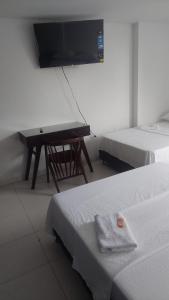 波帕揚的住宿－EDIFICIO MALU REAL habitaciones y apartaestudios sin cocina，客房设有两张床和一台平面电视。