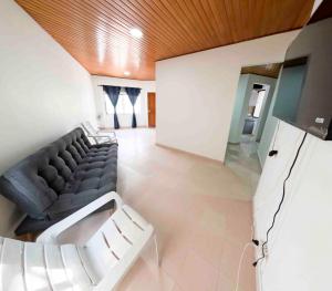 een woonkamer met een bank en een tv bij Casa rodadero in Santa Marta