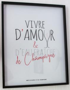 uma imagem emoldurada de um sinal que lê vinho amory e aprender sexta-feira ser em L'Hyper Centre - Netflix & Wifi - Lit Haut de Gamme & Sofa Tantra - check-in 24H24 - GoodMarning em Châlons-en-Champagne