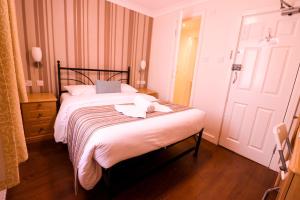 Katil atau katil-katil dalam bilik di Fairway Hotel