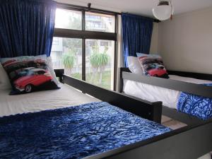 - une chambre avec 2 lits superposés et une fenêtre dans l'établissement Del Este 10, à Margate