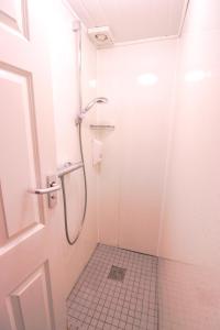 Bilik mandi di Fairway Hotel