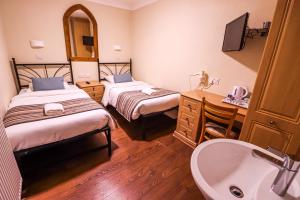 Katil atau katil-katil dalam bilik di Fairway Hotel