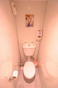 Bilik mandi di Fairway Hotel
