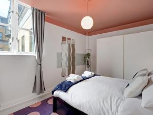 Un dormitorio con una cama grande y una ventana en Quirky City Centre Apartment Free parking Pass the Keys, en Mánchester