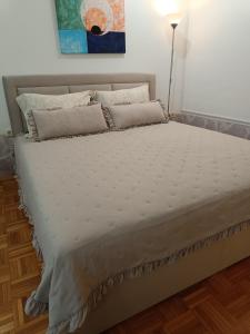 - un lit avec des draps et des oreillers blancs dans l'établissement Dolenjska vila, à Žužemberk