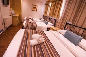 Katil atau katil-katil dalam bilik di Fairway Hotel