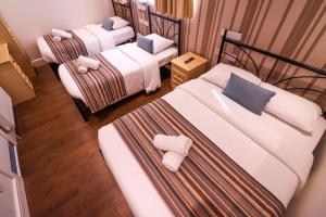 Katil atau katil-katil dalam bilik di Fairway Hotel