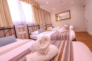 Katil atau katil-katil dalam bilik di Fairway Hotel