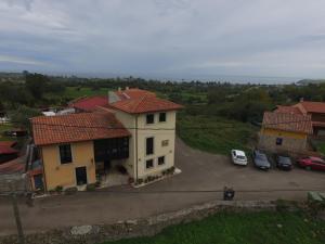 eine Luftansicht eines Hauses mit Parkplatz in der Unterkunft Casa Rural Gallu Juancho in Gobiendes