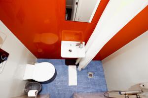 Bilik mandi di Fairway Hotel