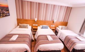 Katil atau katil-katil dalam bilik di Fairway Hotel