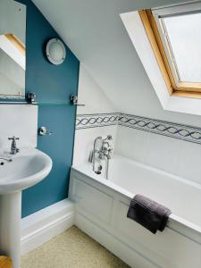 Ett badrum på The Boatside Inn - South Tyne - 1 Bedroom Cottage