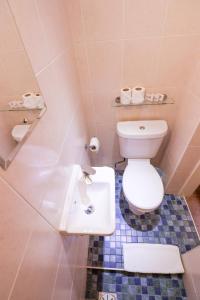Bilik mandi di Fairway Hotel