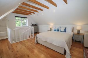 A bed or beds in a room at Thames Retreat