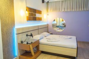 Piccola camera con letto e specchio di Luna's Motel a Sumaré
