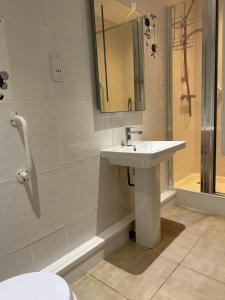 a bathroom with a sink and a shower at Nomi Rooms & Restaurant in Bangor
