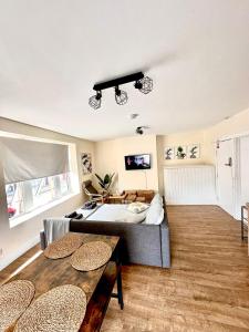 ein Wohnzimmer mit einem Bett und einem Tisch in der Unterkunft DVMescape flat1 in Bristol