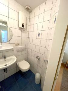 貝爾恩卡斯特爾－庫斯的住宿－Fewo TRINA，白色的浴室设有卫生间和水槽。