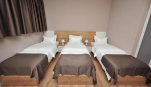 Giường trong phòng chung tại Boho Tiflis Hotel