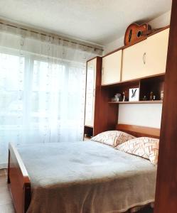 sypialnia z łóżkiem i dużym oknem w obiekcie La Harmony Jacuzzi Apartments with Garden w Splicie