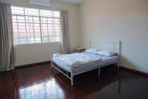 Katil atau katil-katil dalam bilik di Kim_Homestay