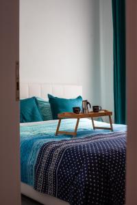 a bed with a wooden coffee table on top of it at Parid Blue Apartment in Golem