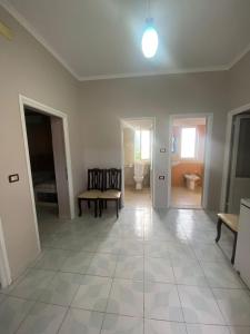 een lege woonkamer met een kamer met een toilet bij Vila Besim in Berat