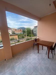 een balkon met een tafel en stoelen en uitzicht bij Vila Besim in Berat