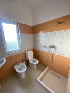 ベラトにあるVila Besimのバスルーム(トイレ、洗面台付)
