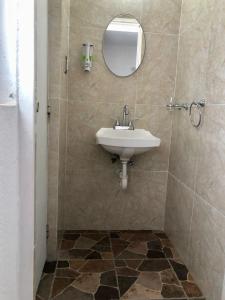 a bathroom with a sink and a mirror at Casa Múkara del Puerto in Veracruz