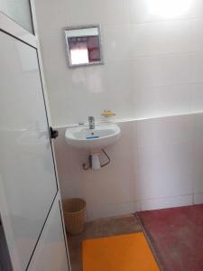 een kleine badkamer met een wastafel en een douche bij Hotel restaurant ait saderat in Boumalne