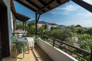 een balkon met een tafel en stoelen en uitzicht bij Olive Studios and Apartments in Skala Potamias