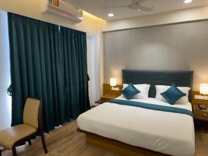 Tempat tidur dalam kamar di HOTEL CITADELL DE DAMAN