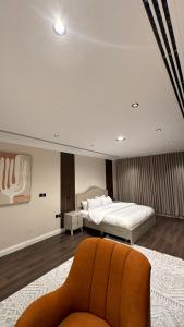 Tempat tidur dalam kamar di Elegant Cozy 1 BDR APARTMENT in city centre Olaya