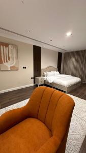 Tempat tidur dalam kamar di Elegant Cozy 1 BDR APARTMENT in city centre Olaya