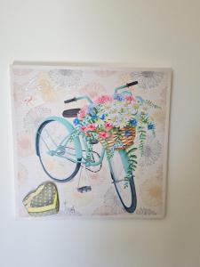 una pintura de una bicicleta con una cesta de flores en Appartamento Pederzoli, en Peschiera del Garda