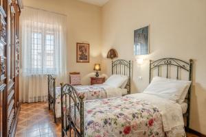 アルトパーショにあるBellavista Altopascioのベッド2台と窓のある寝室