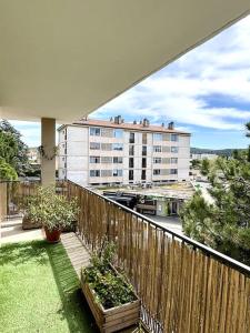 un balcón con algunas plantas y un edificio en Beau T3 moderne et lumineux, en Aix-en-Provence