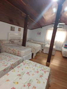 1 Schlafzimmer mit 4 Betten in einem Zimmer in der Unterkunft Pousada Recanto da Fé in Cachoeira Paulista
