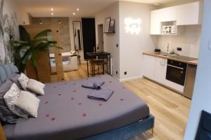 Una habitación con una cama grande con flores rojas. en Appartement balnéothérapie et sauna hyper centre, en Nantes