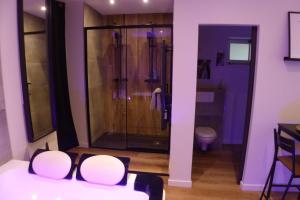 y baño con ducha y 2 sillas. en Appartement balnéothérapie et sauna hyper centre, en Nantes