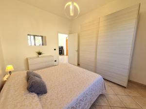 a bedroom with a bed and a large closet at Appartamento Pederzoli in Peschiera del Garda