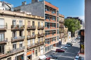 vista su una strada cittadina con edifici e automobili di Nou 10 a Barcellona