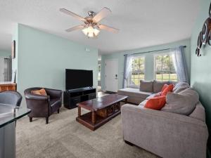 sala de estar con sofá y TV en Liberty Hills Retreat, en Jacksonville
