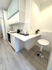 cocina blanca con mesa y taburete en White House, en Varsovia 39 fotos más